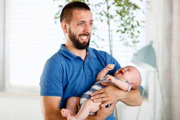 Preocupado Frustrado Joven Padre Sosteniendo Bebé Llorando — Foto de Stock