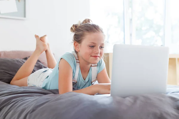 Uśmiechnięte Dziewczyny Uczenia Się Łóżku Swoim Pokoju Pomocą Laptopa — Zdjęcie stockowe