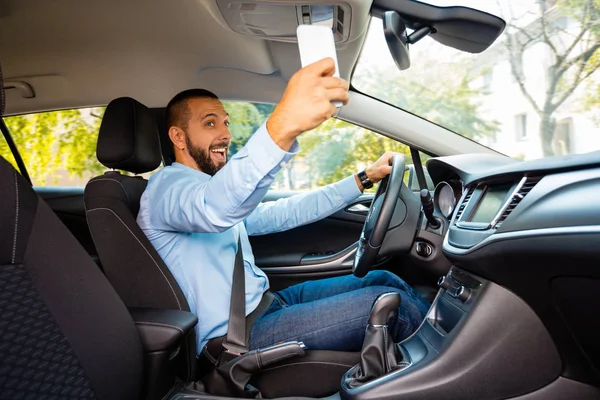 現時点では同じ車と携帯電話で撮影 Selfie を運転する幸せな男 — ストック写真