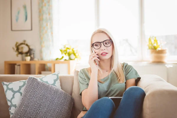 Martwi Się Młoda Kobieta Siedzi Kanapie Domu Rozmowy Telefon Komórkowy — Zdjęcie stockowe