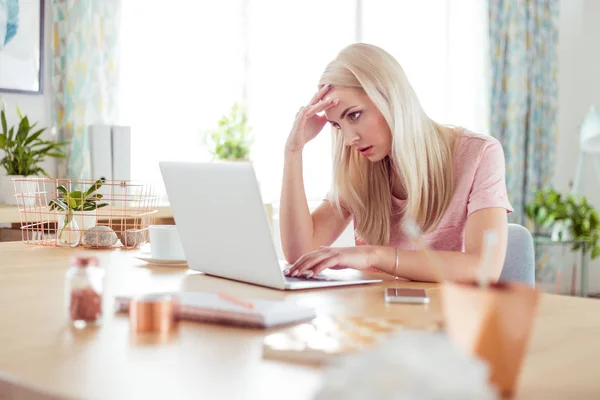 Нещасна Молода Жінка Сидячи Столом Вдома Працюючи Ноутбуці Має Проблеми — стокове фото