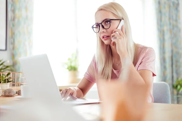 Zajęty Młodej Kobiety Praca Domu Pomocą Laptopa Rozmowy Telefon Komórkowy — Zdjęcie stockowe