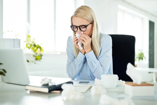 Mujer Negocios Enferma Con Exceso Trabajo Sentada Escritorio Oficina Sonándose — Foto de Stock