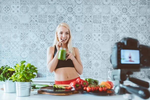 Loira Jovem Mulher Cozinha Segurando Smoothie Verde Gravação Vídeo Para — Fotografia de Stock