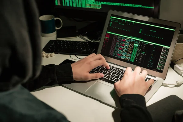 Incappucciato Computer Hacker Utilizzando Computer Portatile Primo Piano Delle Mani — Foto Stock