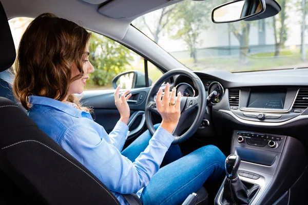 Vista Laterale Felice Sorpresa Giovane Donna Affari Alla Guida Auto — Foto Stock