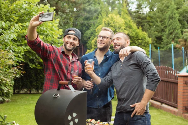 Foto Aire Libre Tres Amigos Disfrutando Fiesta Barbacoa Jardín Tomando — Foto de Stock