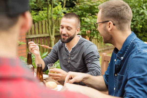 Amigos Felices Sentados Mesa Jardín Disfrutando Comida Cerveza — Foto de Stock