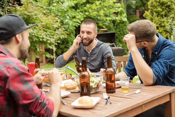 Amigos Felices Sentados Mesa Jardín Disfrutando Comida Cerveza — Foto de Stock