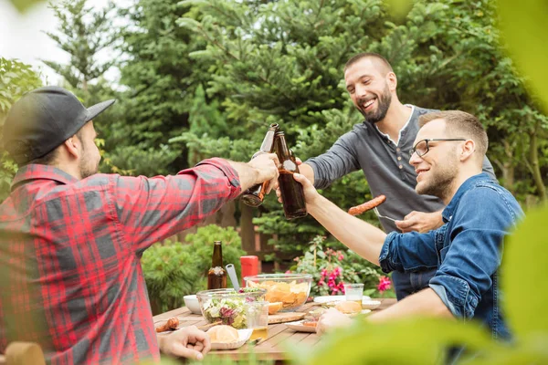 Amigos Felices Sentados Mesa Jardín Disfrutando Comida Cerveza Tostadas Con — Foto de Stock