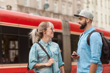 Genç kadın ve şehirde sokak, konuşan adam şehir tren içinde belgili tanımlık geçmiş. 