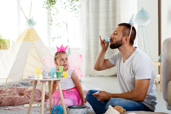 Padre Con Hija Jugando Juntos Casa Sentado Alfombra Organizando Una — Foto de Stock