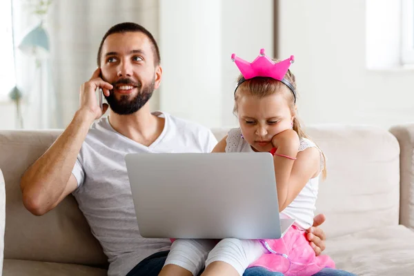 Отец Дочь Проводят Время Вместе Дома Молодой Человек Разговаривает Телефону — стоковое фото