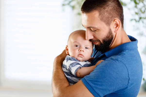 Mutlu Genç Baba Onun Erkek Bebek Evde Tutan — Stok fotoğraf