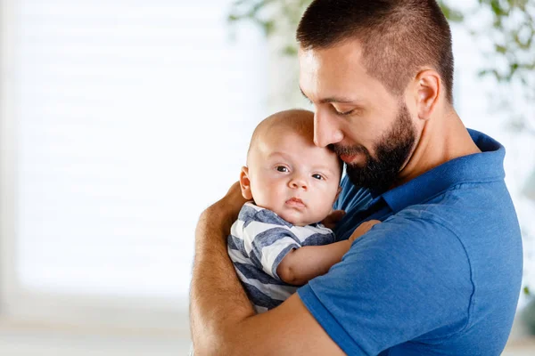 Feliz Padre Joven Sosteniendo Bebé Casa — Foto de Stock