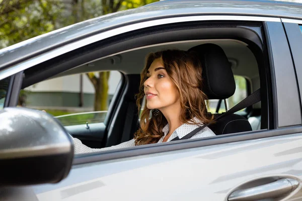 Vista Laterale Felice Donna Affari Alla Guida Una Macchina — Foto Stock