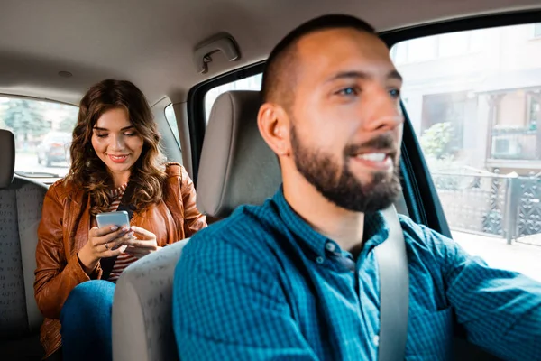 Conductor Sonriente Hablando Con Pasajera Mujer Usando Teléfono Móvil Fondo — Foto de Stock