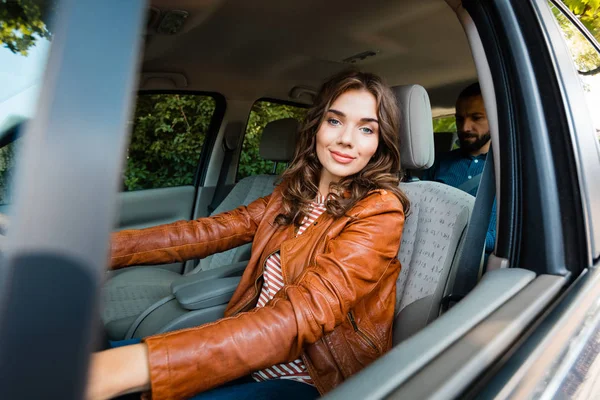 Mooie Taxichauffeur Een Auto Zit Lachend Camera Met Passagier Achtergrond — Stockfoto