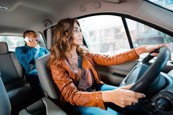 Vrouwelijke Taxichauffeur Besturen Van Een Auto Met Mannelijke Passagiers Praten — Stockfoto