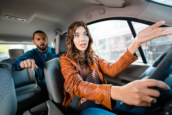 Passeggero Arrabbiato Litigando Con Autista Uber Femminile Urlando Gesticolando — Foto Stock