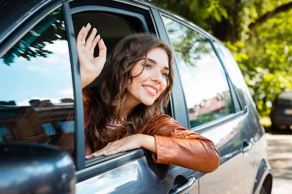 Felice Giovane Guidatrice Seduta Macchina Attesa Passeggero — Foto Stock