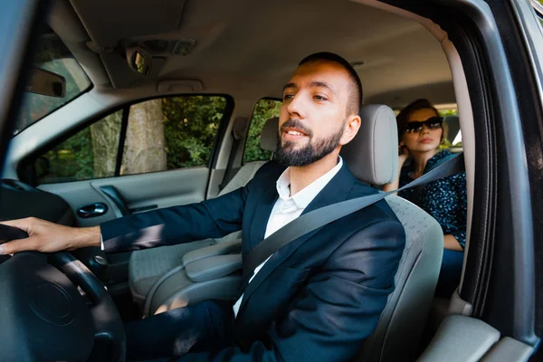 Autista Uber Alla Guida Auto Con Elegante Passeggero Donna — Foto Stock