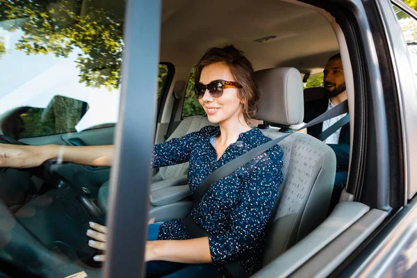 Kobiece Taksówkarz Jazdy Catr Biznesmenem — Zdjęcie stockowe