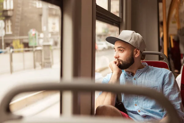 Jeune Homme Barbu Assis Dans Bus — Photo