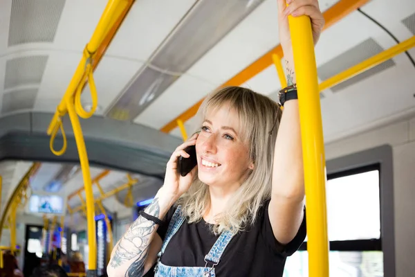 Молодая Женщина Разговаривает Мобильному Телефону Автобусе — стоковое фото
