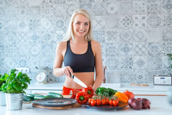 Blond Ung Kvinna Som Bär Sport Kläder Förbereder Vegatables Köket — Stockfoto