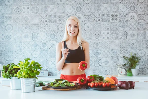 Blond Ung Kvinna Som Bär Sportkläder Förbereder Vegatables Köket Hålla — Stockfoto
