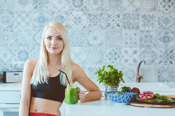 Belle Jeune Femme Portant Des Vêtements Sport Assis Dans Cuisine — Photo