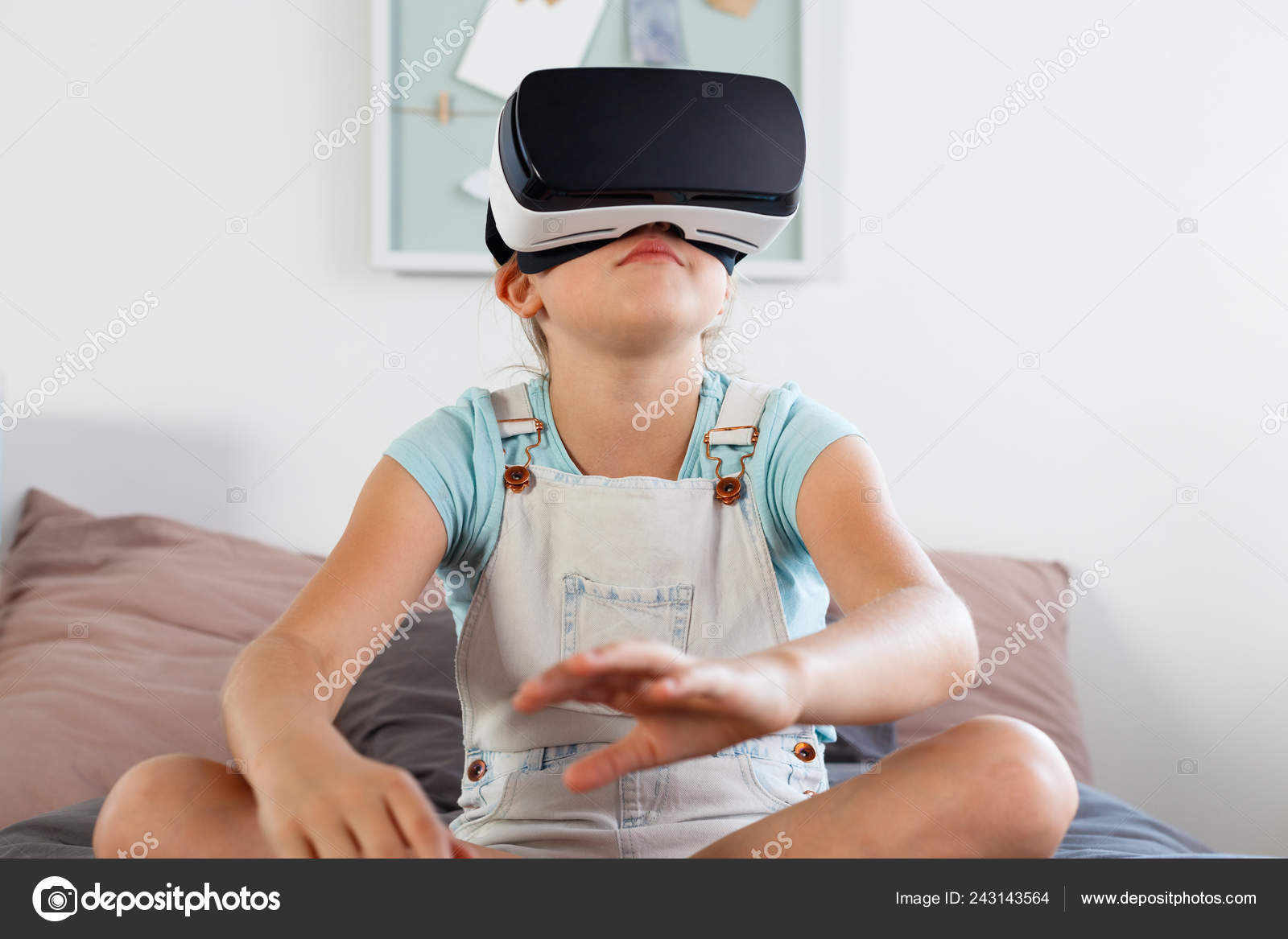 Cute Girl Sitting Bed Her Bedroom Using Virtual Reality Goggle — Stock