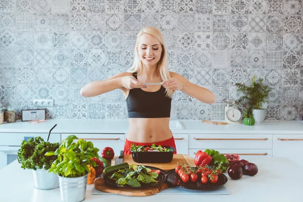 Mulher Bonita Vestindo Roupas Esportivas Tirando Foto Sua Lancheira Cozinha — Fotografia de Stock