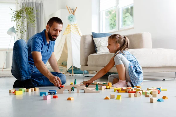 Babası blokları ile birlikte evde oynarken, oturma odasında katta oturan kızı ile. 