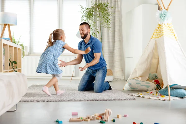 Padre Haciendo Ejercicio Hija Casa Sentado Suelo Sala Estar Divirtiéndose — Foto de Stock