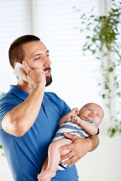 Padre Sosteniendo Bebé Niño Hablando Teléfono Móvil — Foto de Stock