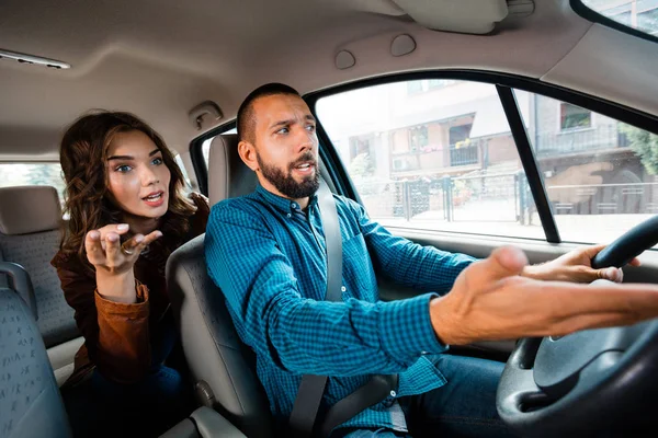 Zły Pasażera Argumentując Kierowcą Uber Krzyczy Gestem — Zdjęcie stockowe