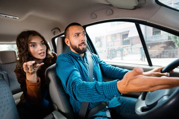 Passeggero Arrabbiato Che Litiga Con Autista Uber Urla Gesti — Foto Stock