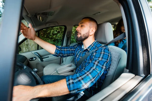 Vista Laterale Del Giovane Barbuto Frustrato Che Guida Auto — Foto Stock