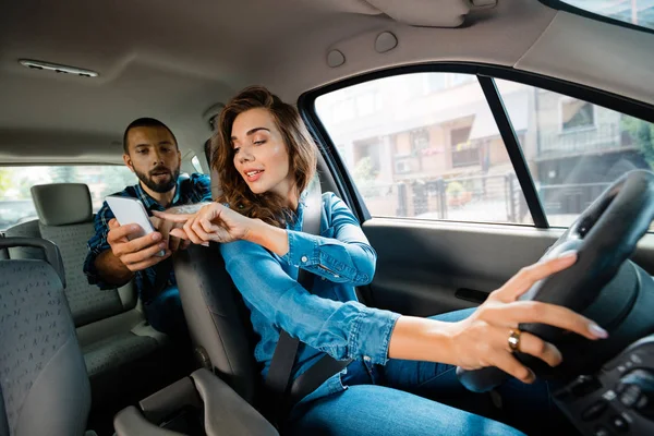 Tassista Donna Auto Con Passeggero Maschio — Foto Stock