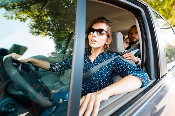 女性タクシー ドライバーの実業家と Catr を運転 — ストック写真