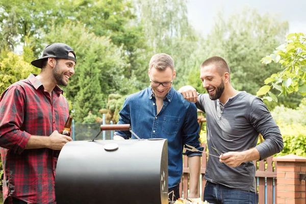 Foto Aire Libre Tres Amigos Disfrutando Fiesta Barbacoa —  Fotos de Stock