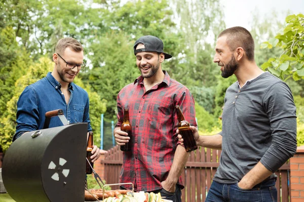 Utomhus Skott Tre Vänner Njuter Grillparty — Stockfoto