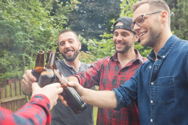 Foto Aire Libre Amigos Varones Disfrutando Fiesta Barbacoa Tostadas Con — Foto de Stock