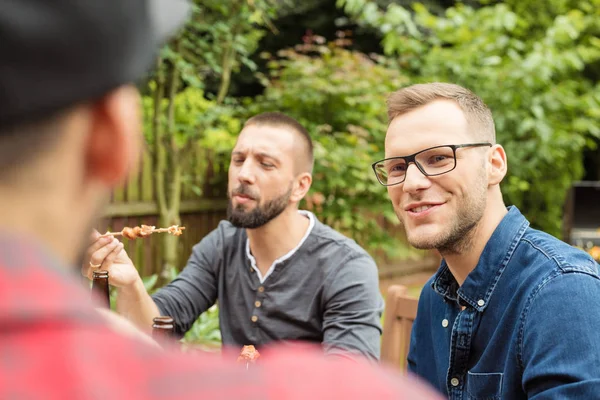 Amigos Felices Sentados Mesa Jardín Disfrutando Comida Cerveza — Foto de Stock