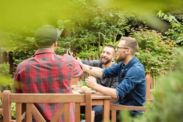 Amici Felici Seduti Tavola Giardino Gustare Cibo Birra — Foto Stock