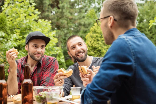 Amigos Felices Sentados Mesa Jardín Disfrutando Comida Cerveza — Foto de Stock