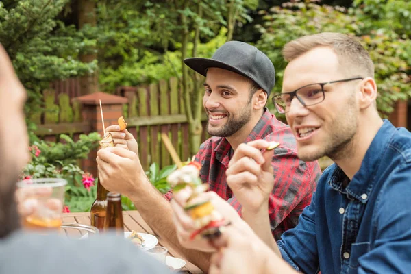 Amigos Felices Sentados Mesa Jardín Disfrutando Comida Cerveza — Foto de Stock