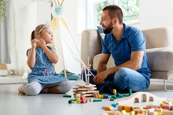 Otec Dcerou Bloky Spolu Hrají Doma Zatímco Sedí Podlaze Obývacím Stock Snímky